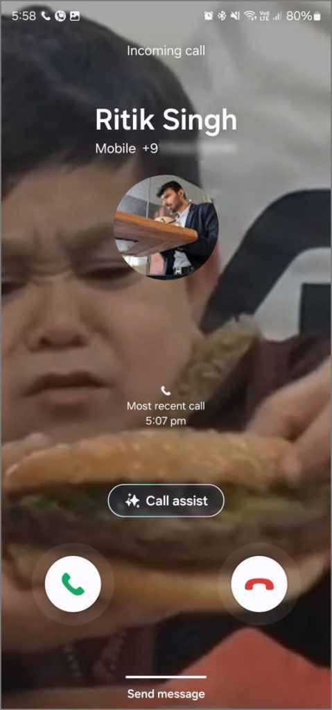 Antecedentes de llamadas personalizadas para una llamada entrante en el teléfono Samsung Galaxy