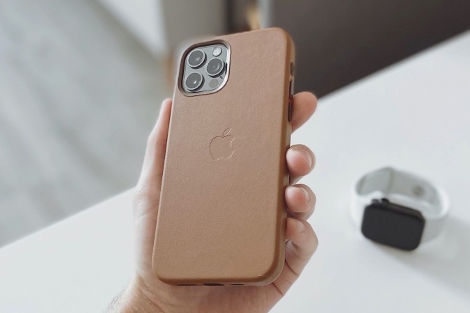 iPhone con estuche de cuero