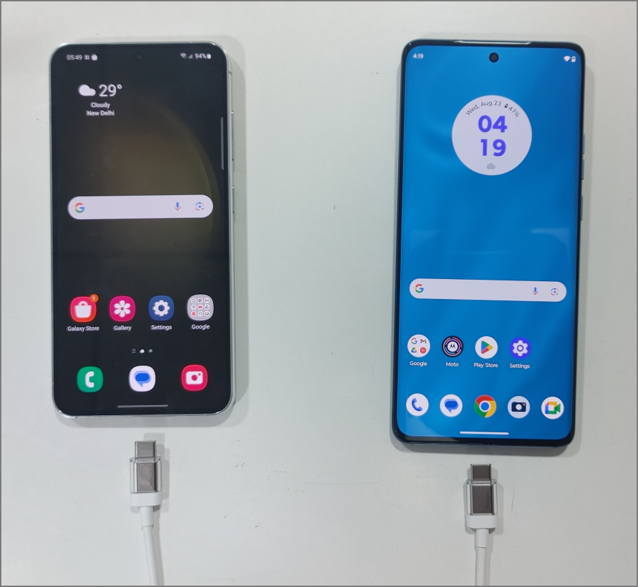 Conectando el cable de carga en ambos dispositivos Android