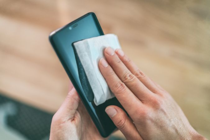 Limpiar el teléfono con tela seca