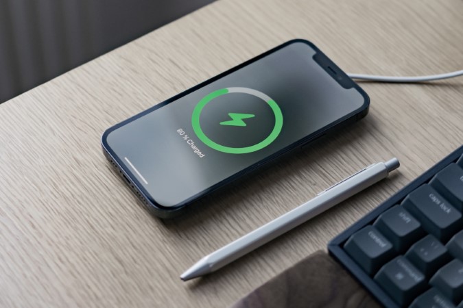 iPhone cargando en un escritorio