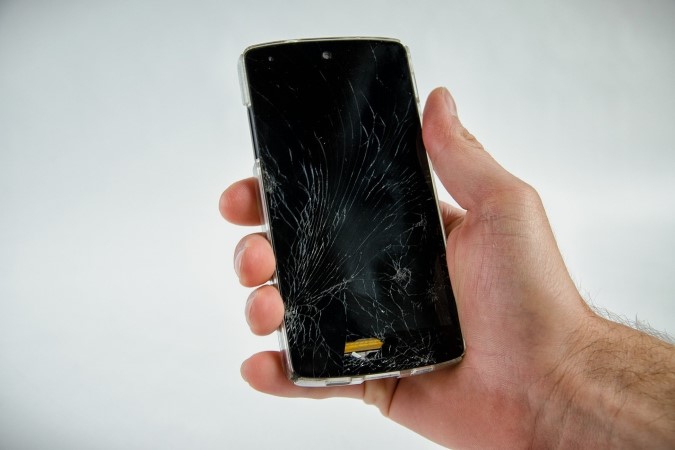 Un teléfono con pantalla agrietada
