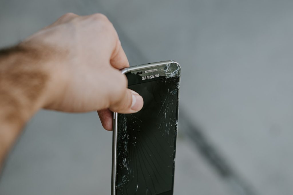 Teléfono Samsung con una pantalla agrietada