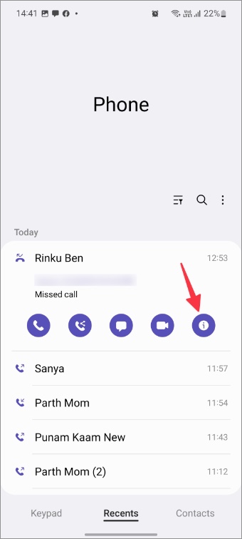 Abra el menú de información de llamadas en la aplicación del teléfono en el teléfono Galaxy