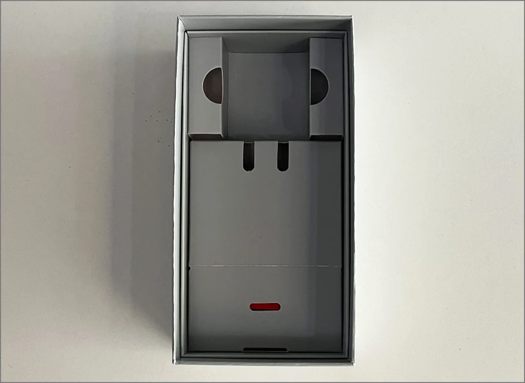CMF Phone 2 Pro Box que muestra espacio para el cargador
