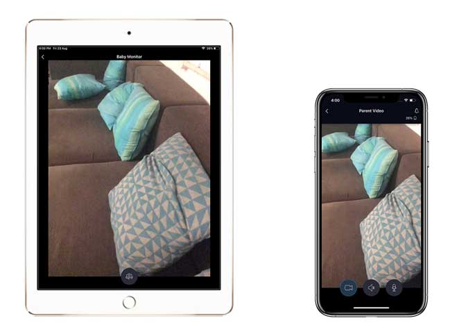 iPad y iPhone que muestran la misma imagen de un sofá con algunas almohadas