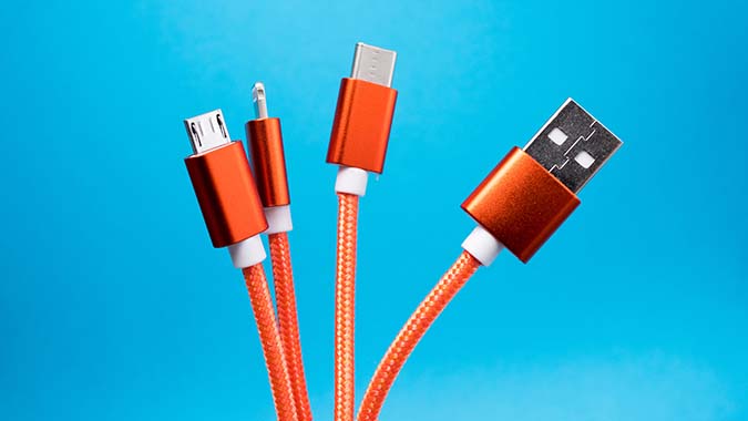 Use el cable de datos con Fire TV Stick