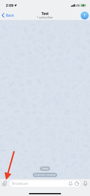Abra el telegrama y toque el icono de clip de papel en iPhone