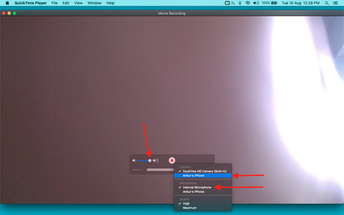 Para la cámara, elija iPhone y para micrófono, elija el micrófono interno en Quicktime Player en Mac