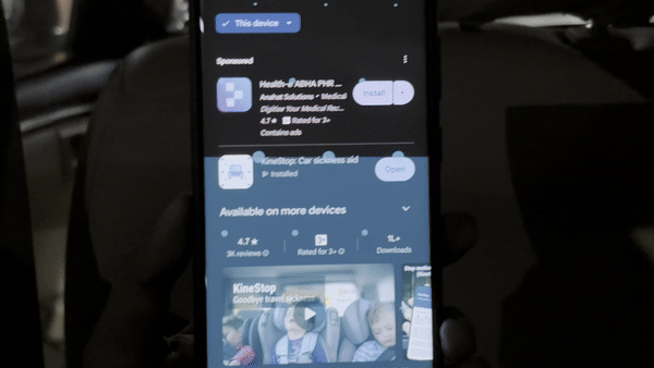 Aplicación de ayuda para enfermedad del automóvil Kinestop en vivo trabajando dentro de un automóvil
