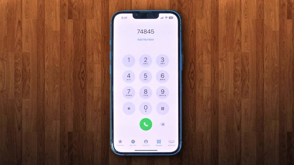 iPhone 13 con marcador de teléfono abierto