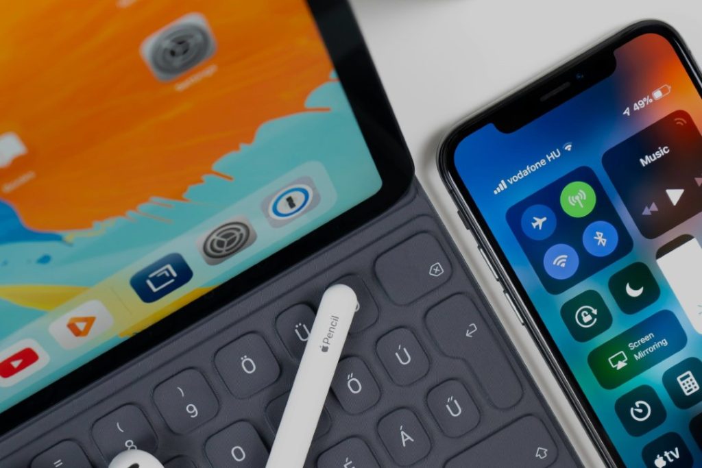 iPhone y iPad en una superficie blanca