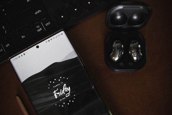 Teléfono Samsung y un auricular inalámbrico