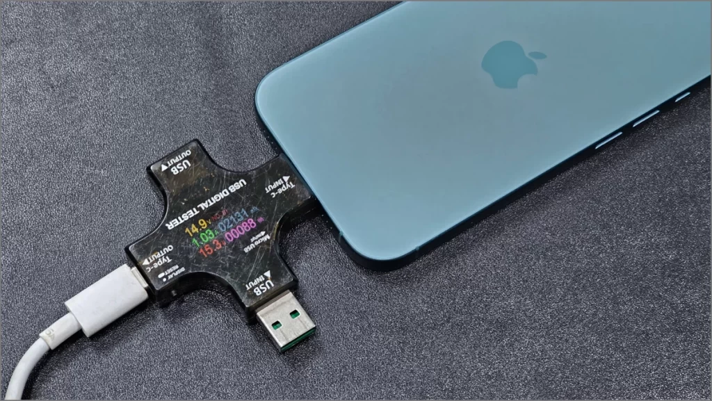 Medidor de prueba de carga real del iPhone 16 que muestra que no admite 45W Cargo rápido